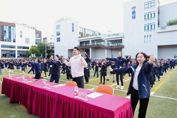 校園體育節(jié)開(kāi)幕式。啟誠(chéng)巴蜀小學(xué)校供圖