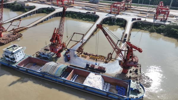 “千里輕舟”貨運班輪駛離長壽港重鋼碼頭。溫飚攝