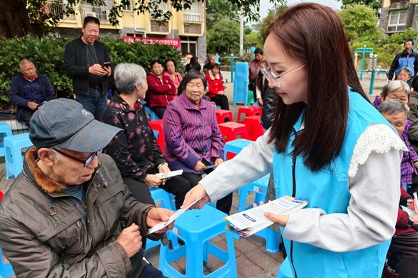 宣傳小隊(duì)進(jìn)社區(qū)開(kāi)展政策宣傳。渝北區(qū)人力社保局供圖