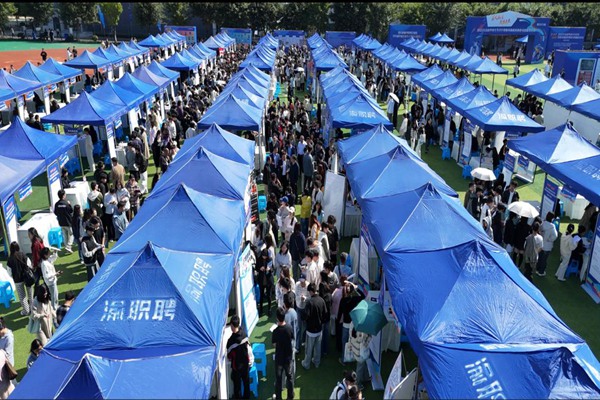 招聘會(huì)現(xiàn)場(chǎng)。重慶市人力社保局供圖