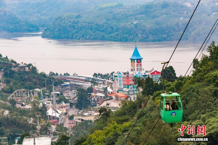 圖為沿江小鎮(zhèn)現(xiàn)平湖美景。邱政霖 攝
