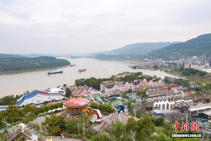 圖為沿江小鎮(zhèn)現(xiàn)平湖美景。邱政霖 攝