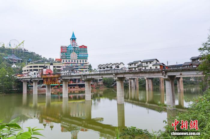 圖為沿江小鎮(zhèn)現(xiàn)平湖美景。邱政霖 攝