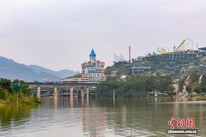 圖為沿江小鎮(zhèn)現(xiàn)平湖美景。邱政霖 攝