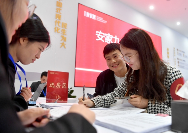 九龍坡首個配售型保障房“九龍?宸曦”開盤，市民選房中。周邦靜攝