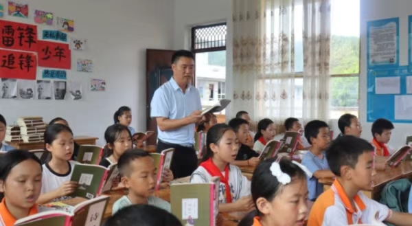 高人山帶領(lǐng)學(xué)生們誦讀《詩(shī)經(jīng)》。冉江陵攝