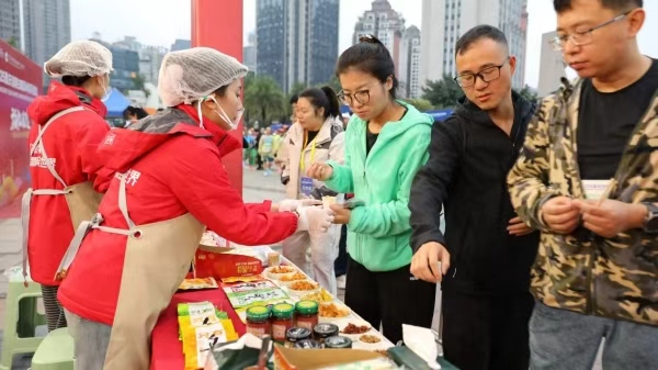 烏江榨菜亮相涪陵半馬。涪陵榨菜集團(tuán)供圖