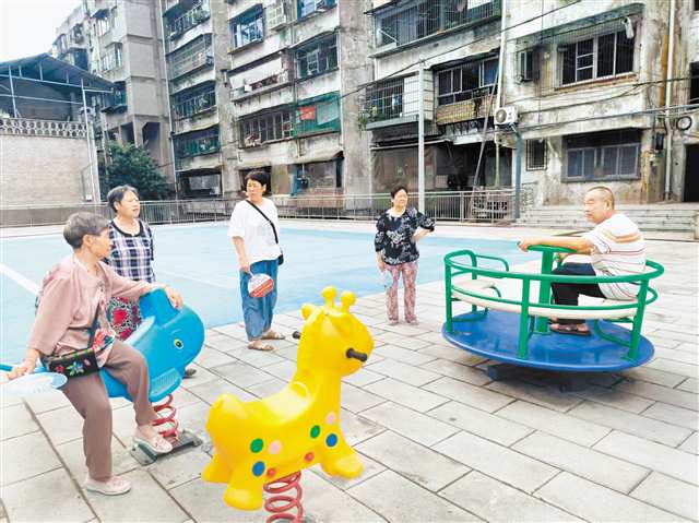 社區(qū)閑置的邊角地改建后，居民們都喜歡到這里來(lái)聊天玩耍。（受訪(fǎng)者供圖）