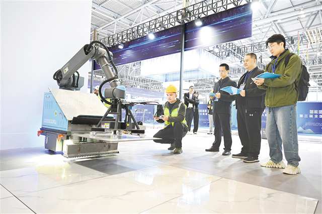 十月二十六日，第三屆全國(guó)建筑機(jī)器人大賽在重慶國(guó)際博覽中心開(kāi)幕。圖為地磚鋪貼機(jī)器人比賽現(xiàn)場(chǎng)。記者 羅斌 攝\視覺(jué)重慶