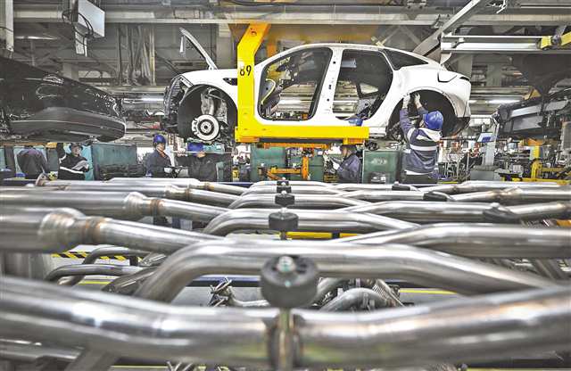 重慶長(zhǎng)安汽車兩江工廠，工人正在生產(chǎn)線上忙碌。（資料圖片）首席記者 龍帆 攝\視覺重慶