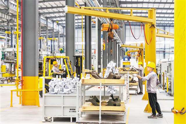 位于兩江新區(qū)龍盛新城的賽力斯汽車超級(jí)工廠，焊裝車間的機(jī)器手臂正在繁忙作業(yè)。（資料圖片）記者 張錦輝 攝/視覺重慶