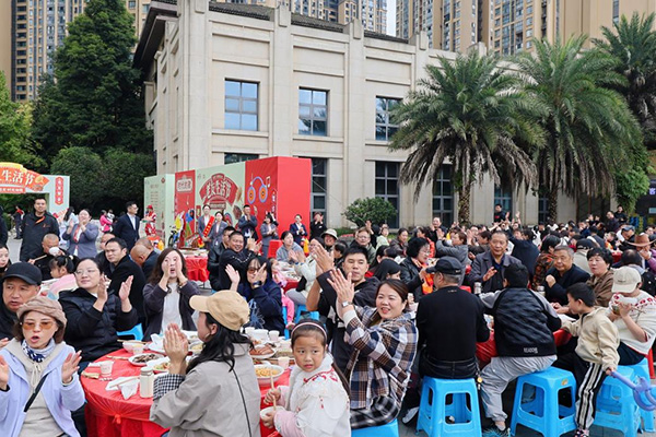 老友生活節(jié)百家宴活動。東原仁知供圖
