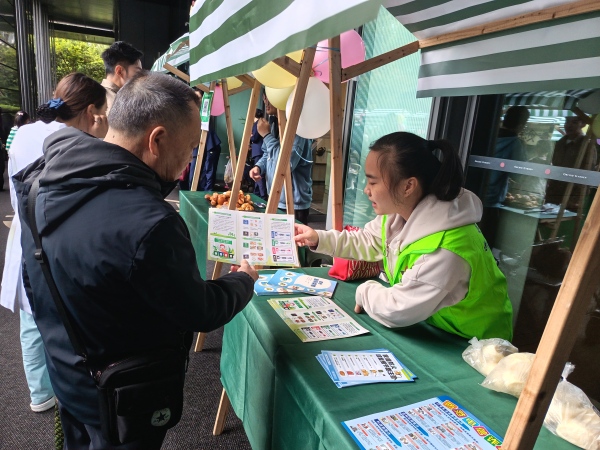 志愿者講解老年優(yōu)待政策、居家養(yǎng)老資源。龍山街道供圖