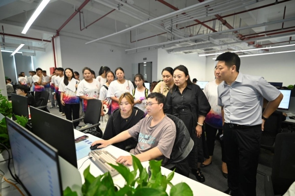 次仁央宗帶領(lǐng)畢業(yè)生到企業(yè)實(shí)崗體驗(yàn)工作內(nèi)容。主辦方供圖