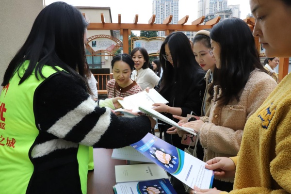 志愿者向居民發(fā)放宣傳資料。潘瑞攝