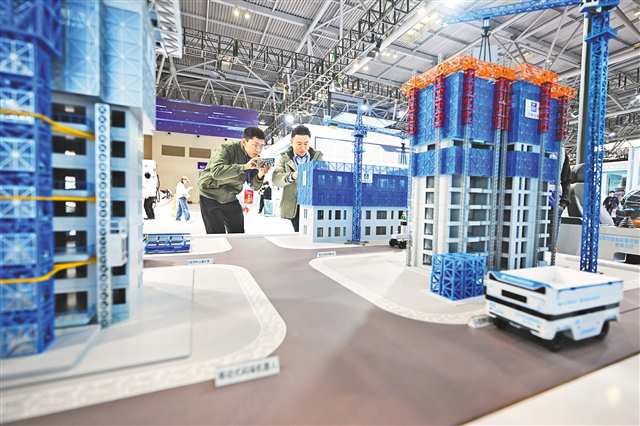 10月27日，重慶國際博覽中心，2025年世界城市日中國主場活動展廳，嘉賓在工地模型前了解智慧建造裝備。