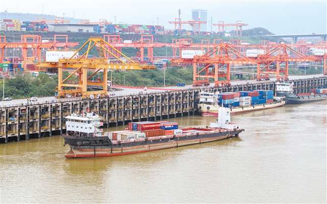 10月27日，重慶果園港，“重輪集3019”貨輪緩緩靠岸，“宜賓港—果園港”鋰電池運(yùn)輸航線首航成功。記者 羅斌 攝/視覺重慶