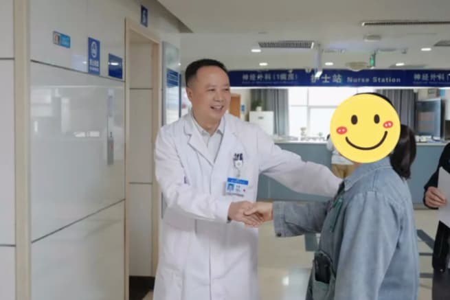 出院患者向醫(yī)生表達謝意。