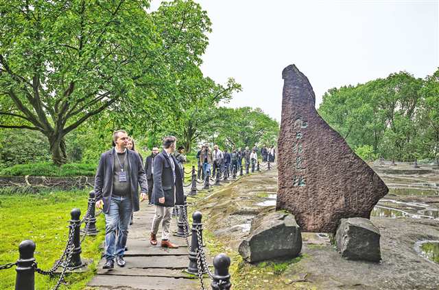 10月26日，合川區(qū)釣魚城，“匈牙利智庫學(xué)者川渝行”代表團(tuán)成員們正在參觀九口鍋遺址。首席記者 龍帆 攝/視覺重慶