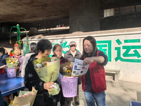 志愿者向老人們講解垃圾分類知識。王凈攝