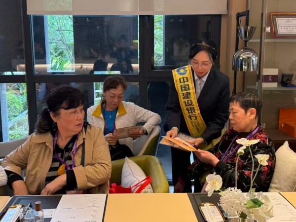 向老年群體開展個(gè)人養(yǎng)老金政策解讀。建行重慶市分行供圖