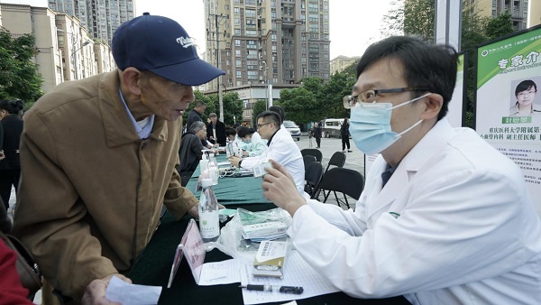 義診現(xiàn)場(chǎng)，專家為居民講解科學(xué)用藥要點(diǎn)。豐都縣人民醫(yī)院供圖