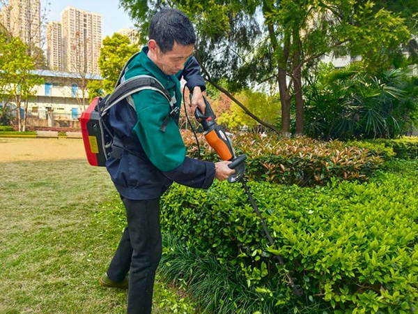 園區(qū)綠化工作場(chǎng)景。保利物業(yè)重慶公司供圖