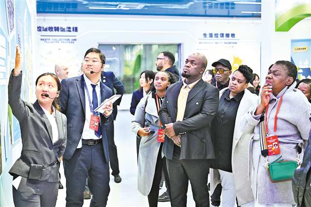 10月29日，位于渝北區(qū)的三峰御臨環(huán)保發(fā)電廠，嘉賓們聽取工作人員介紹如何將垃圾變廢為寶。 記者 謝智強(qiáng) 攝/視覺重慶