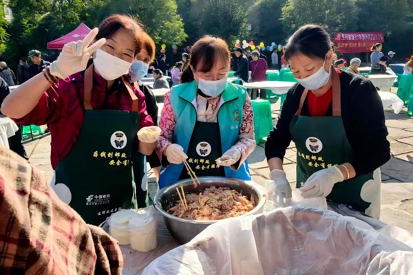 二居社區(qū)志愿者與居民一起包餃子。主辦方供圖