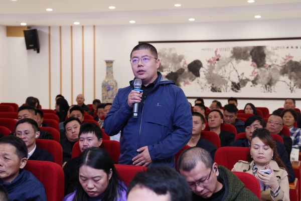 企業(yè)代表現(xiàn)場提問。陳俐均攝