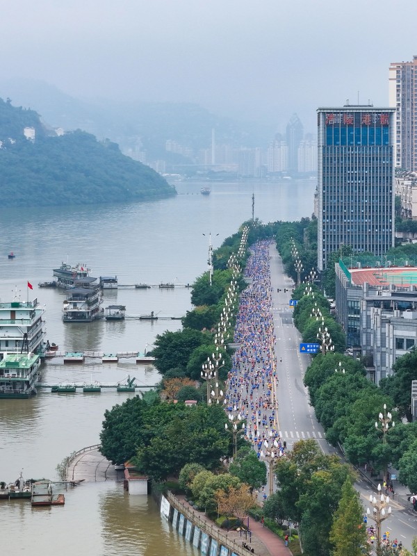 2025重慶涪陵白鶴梁半程馬拉松賽現(xiàn)場(chǎng)。涪陵區(qū)融媒體中心供圖