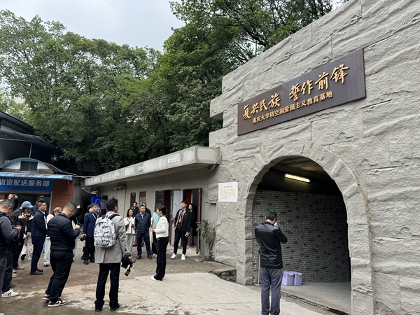 “青春華章·青春紅巖”網(wǎng)絡(luò)主題宣傳活動走進重慶大學(xué)防空洞。 記者 何賽格 攝