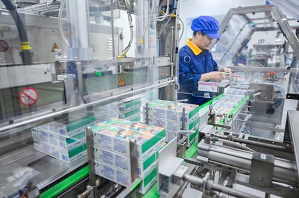 10月29日，位于江北區(qū)的登康口腔智能工廠，自動完成裝盒的牙膏下線。記者 張錦輝 攝/視覺重慶