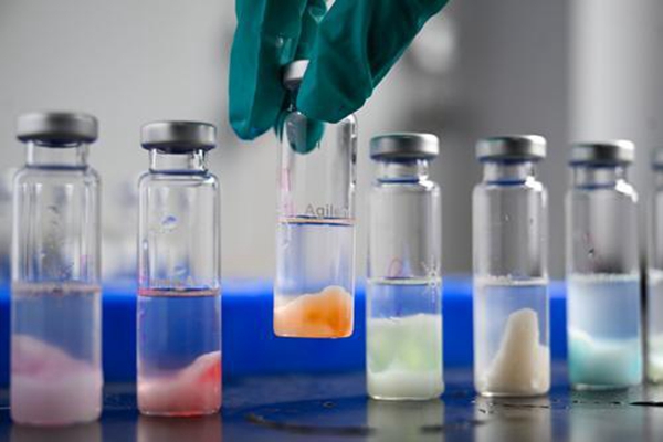 10月29日，位于江北區(qū)的登康口腔，研發(fā)人員在對牙膏膏體進行試驗。記者 張錦輝 攝/視覺重慶