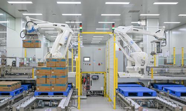 10月29日，位于江北區(qū)的登康口腔智能工廠，機械臂在碼垛區(qū)有序運轉(zhuǎn)。記者 張錦輝 攝/視覺重慶