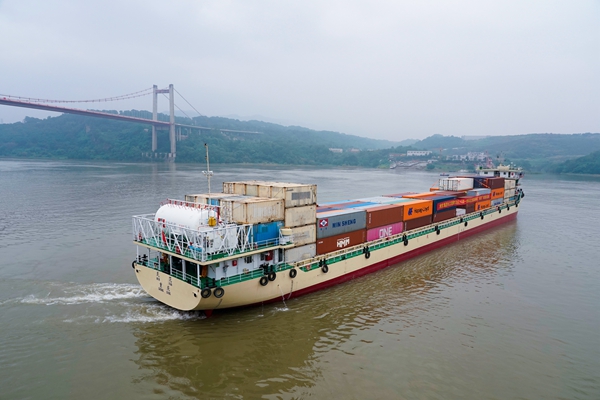 長(zhǎng)江首艘130型LNG單一燃料動(dòng)力集裝箱船，民生集團(tuán)“民范”輪開啟重慶至太倉(cāng)綠色首航。受訪企業(yè)供圖