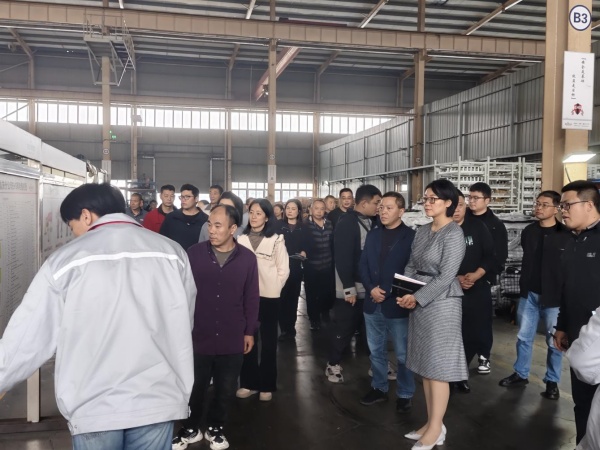 參會(huì)人員參觀亞新科廠區(qū)。劉楠攝