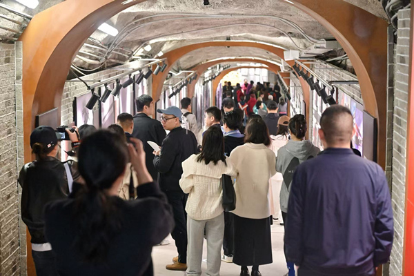 “青春華章·青春紅巖”網絡主題宣傳活動走進重慶大學防空洞。主辦方供圖