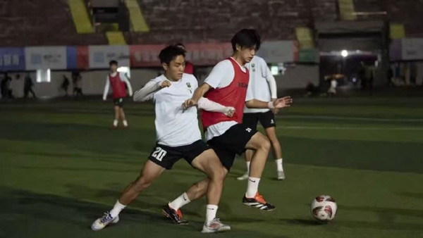 黔江白堊紀(jì)恐龍隊賽前訓(xùn)練。組委會供圖