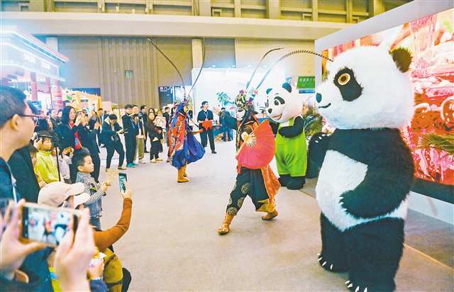 圖為市民們正在觀看川劇變臉表演。