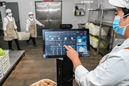 10月29日，位于兩江新區(qū)的兩江育才中學校，工作人員通過“AI+校園餐智管”平臺配套的智能秤對食材進行驗收。記者 張錦輝 攝/視覺重慶