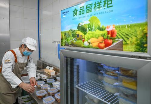 10月29日，位于兩江新區(qū)的兩江育才中學校，工作人員在午餐留樣盒上粘貼食品留樣標簽。記者 張錦輝 攝/視覺重慶