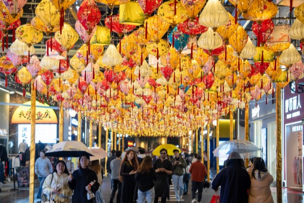 重慶熙街夜間消費(fèi)場(chǎng)景。重慶熙街供圖