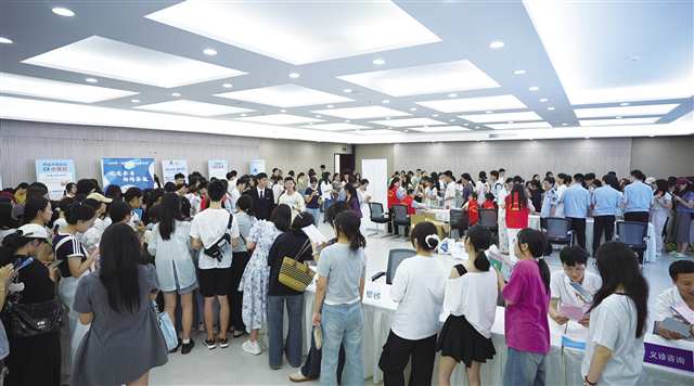 市藥品不良反應(yīng)監(jiān)測中心在重慶醫(yī)科大學(xué)舉辦2025年“全國藥品安全宣傳周——攜手共建藥品安全防線”進(jìn)校園活動