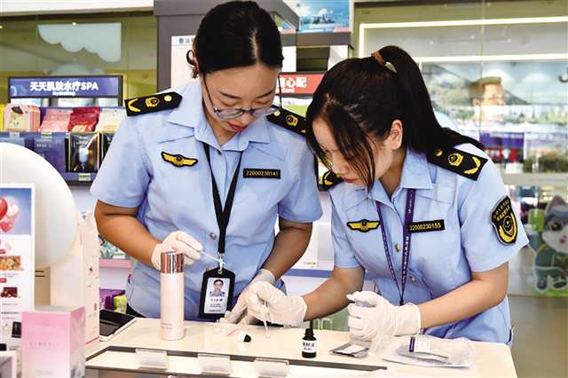 執(zhí)法人員開展化妝品快速檢測。圖片由市藥監(jiān)局提供