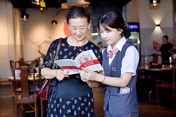 金融教育進(jìn)羅漢寺社區(qū)。廣發(fā)銀行重慶分行供圖