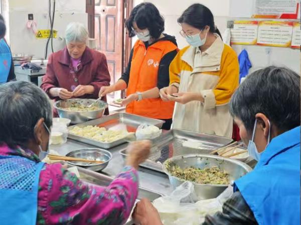 集體助餐。重慶市一福養(yǎng)老發(fā)展中心供圖