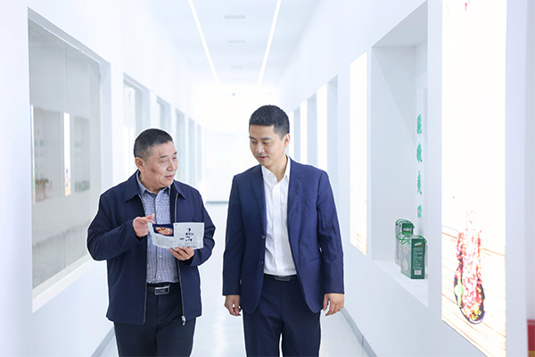 農(nóng)行工作人員現(xiàn)場(chǎng)了解企業(yè)產(chǎn)品結(jié)構(gòu)。向詩(shī)佳攝