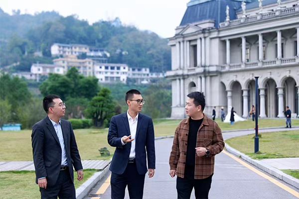 農(nóng)行團(tuán)隊(duì)進(jìn)行專(zhuān)項(xiàng)對(duì)接。向詩(shī)佳攝