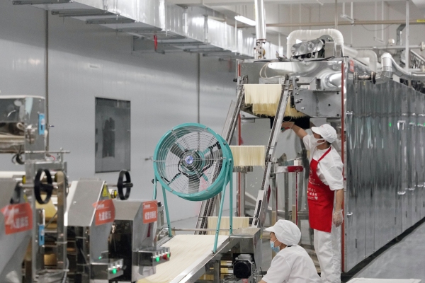 重慶小面生產(chǎn)車間。鐘戈攝